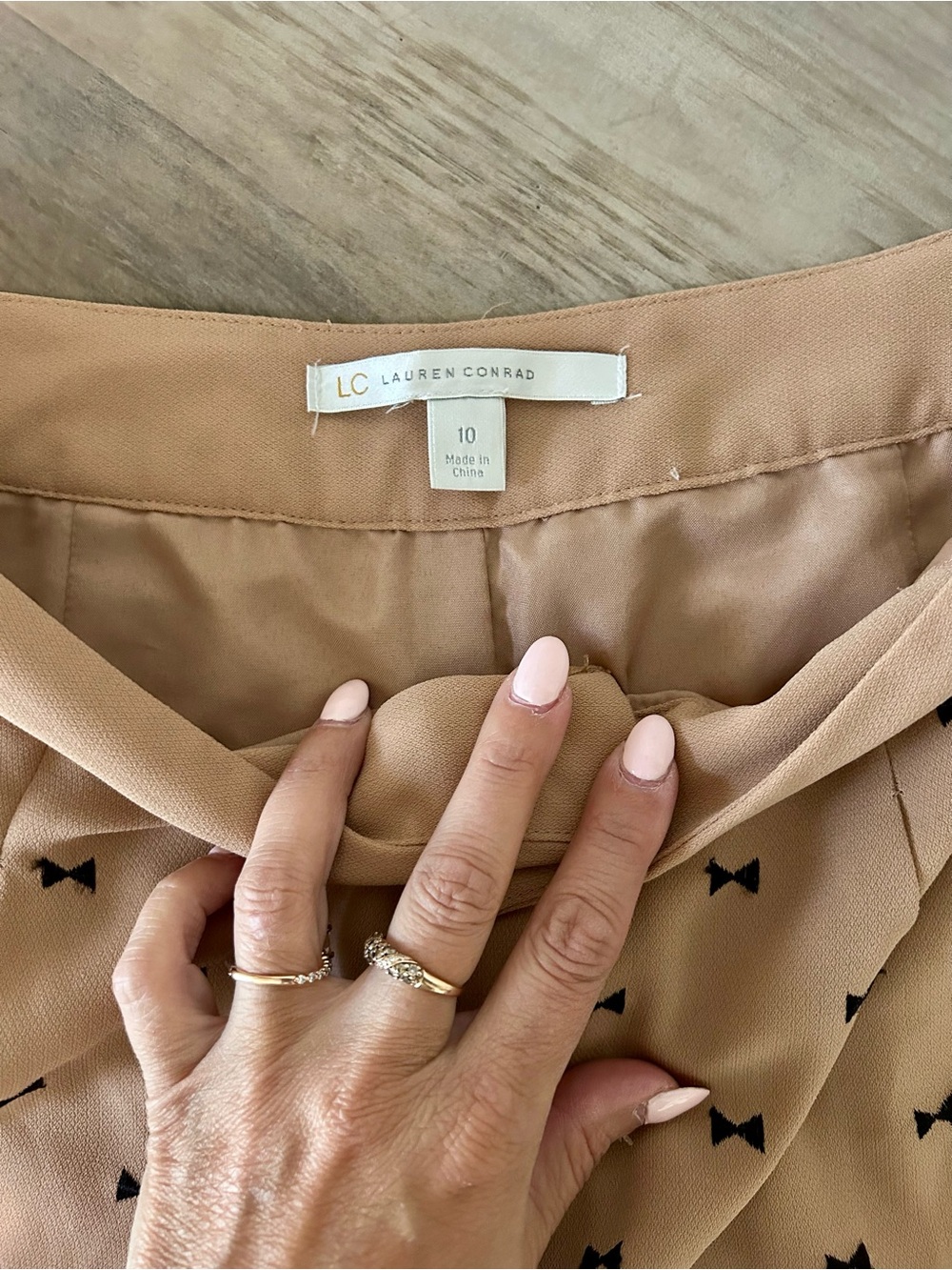 LC Lauren Conrad Tan with Black Bow Print Tailored Shorts Size 10 - Picture 4 of 5